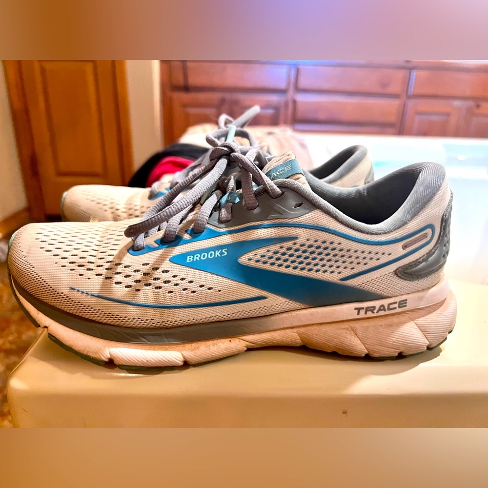 Brooks tennis shoes. Gently used. Size 8.5